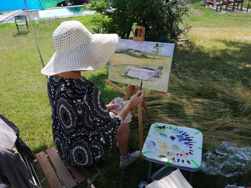 Peggy Berger beim Malen mit Öl im Garten